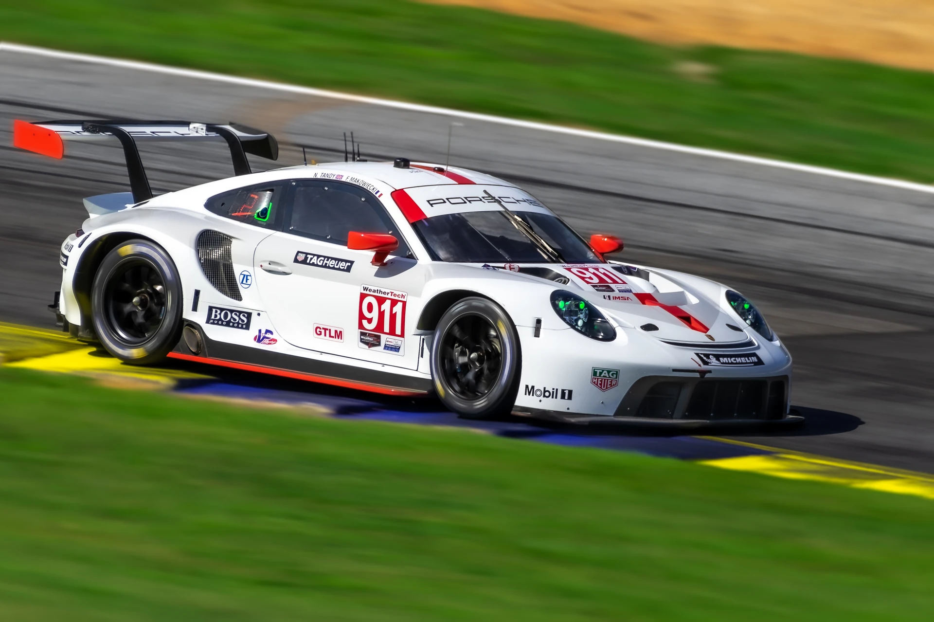 Porsche 911 RSR número 911 levantando una rueda sobre un piano en Road Atlanta en 2020